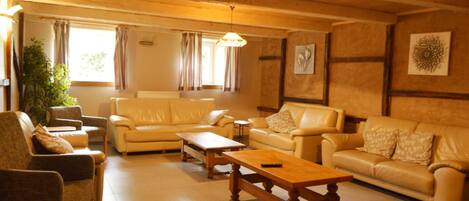 Classic House, Multiple Bedrooms | Living room