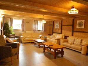 Classic House, Multiple Bedrooms | Living room | DVD player - Lovely House With Much Luxury and Comfort (Waimes)