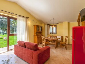 Deluxe House, 4 Bedrooms | Living room