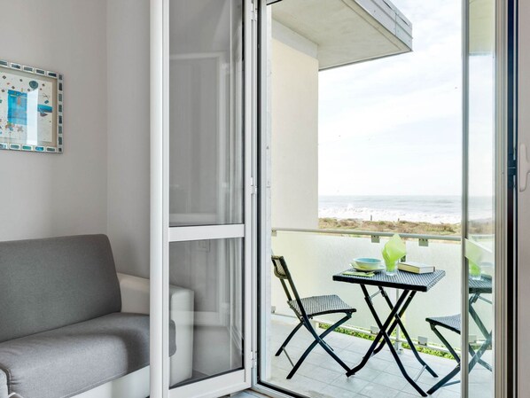 Balcony - Amazing Holiday Home Near Pet-friendly Beach (Carrara)