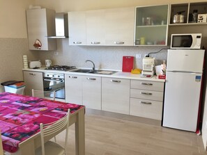 Klassiek huis, 2 slaapkamers | Privékeuken | Een koelkast, een microgolfoven, een oven, een vaatwasser