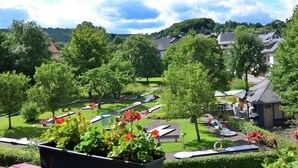 Zona residencial con casas, un parque con juegos infantiles y cielo despejado.