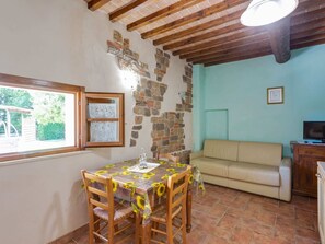 Deluxe Apartment, 3 Bedrooms | Living room