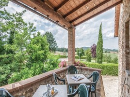 Classic Apartment, 6 Bedrooms | Garden