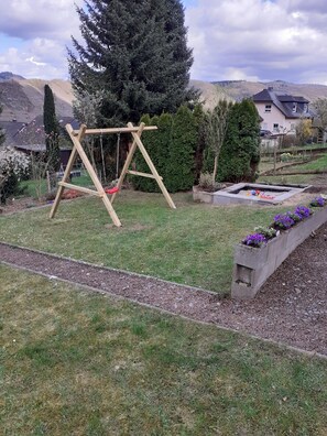 Garden - Comfortable Holiday Home Near Vineyards in Bremm (Bremm)