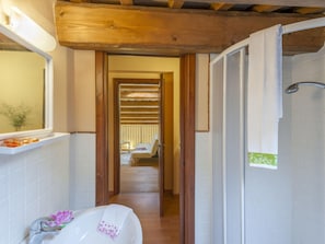 Maison Classique, 4 chambres | Salle de bain | Douche, sĂšche-cheveux