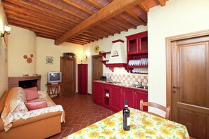 Classic House, 2 Bedrooms | Private kitchen | Highchair - Detached Villa for 6-pers. With Outdoor Swimming Pool (Loro Ciuffenna)