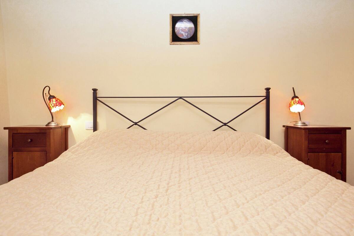 4 عدّة غرف نوم وطراز فريد لكل وحدة وملاءات أسرّة