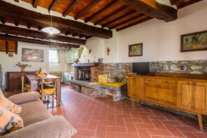 Fireplace - Aesthetic Farmhouse in Bucine With Barbecue (Bucine)