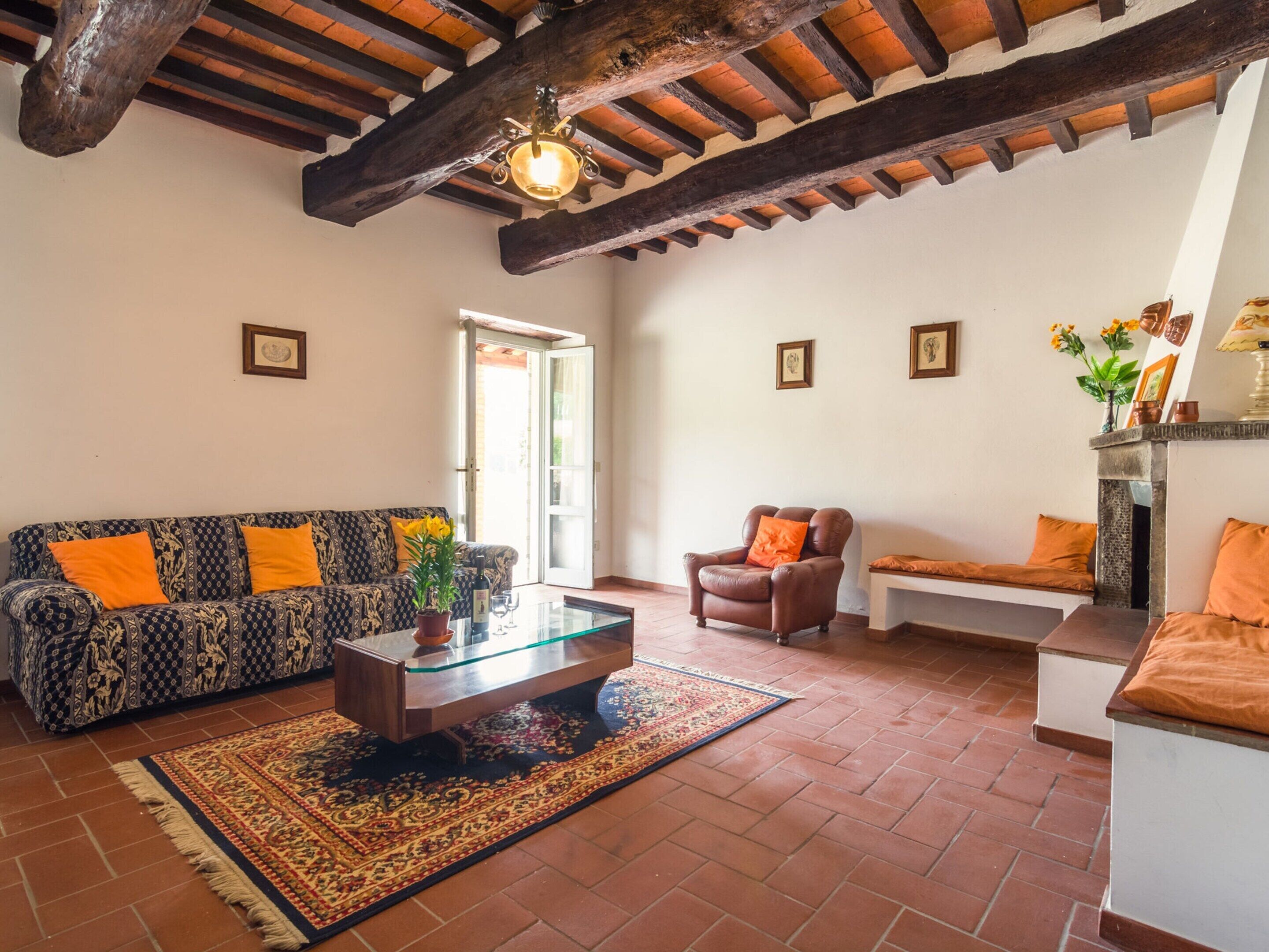 Casa clásica, 2 habitaciones | Sala de estar | Chimenea 