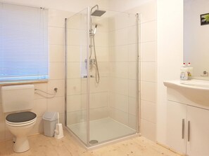 Classic Apartment, 2 Bedrooms | Bilik Mandi | Pancuran mandi 
