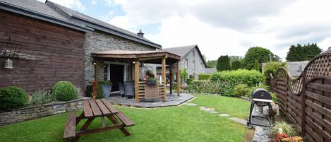 Classic House, Multiple Bedrooms | Outdoor dining