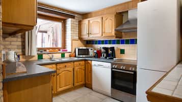 Classic House, 3 Bedrooms | Private kitchen | Fridge, microwave, oven, dishwasher