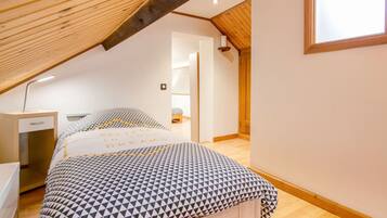 24 Schlafzimmer, individuell eingerichtet, Bettwäsche