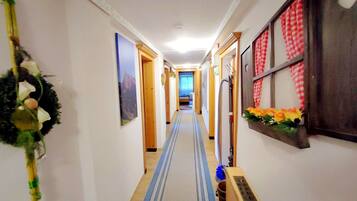 Classic Apartment, 5 Bedrooms | Reception