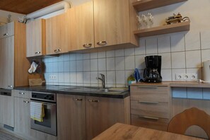 Classic House, 3 Bedrooms | Private kitchen | Fridge, microwave, oven, stovetop