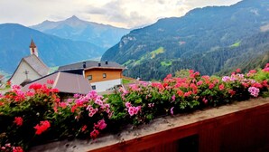 Un paysage de montagne avec une église et des immeubles d’habitation.