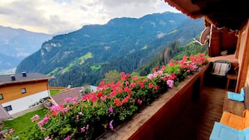 Classic Apartment, 5 Bedrooms | Balcony