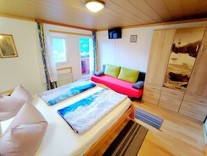 8 bedrooms, individually furnished, bed sheets - Group Holiday Home in Hippach With Dreamy Views (Hippach)