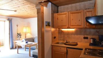 Deluxe-Apartment, 1 Schlafzimmer | Eigene Küche | Kühlschrank, Ofen, Wasserkocher mit Kaffee-/Teezubehör, Wasserkocher