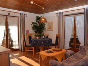 Classic Apartment, 1 Bedroom | Living room - Appealing Apartment in Bad Bayersoien With Balcony (Bad Bayersoien)