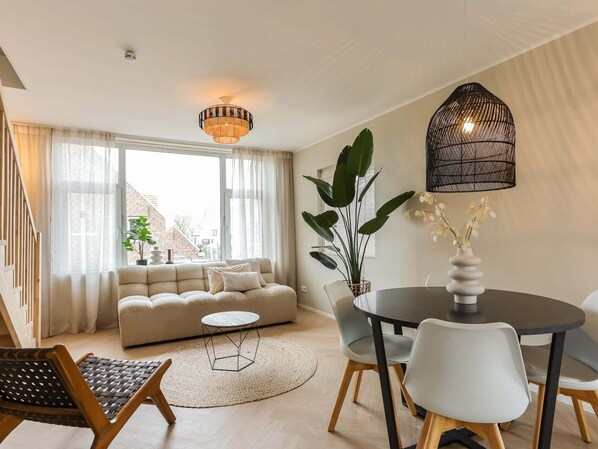 Dining - Pleasant Holiday Home in Vrouwenpolder With Garden (Vrouwenpolder)