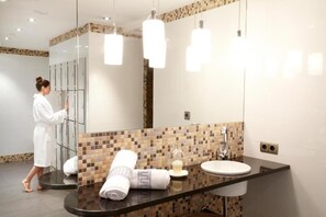 Hair dryer, slippers, towels, soap - Hotel Mu (La Cortinada)