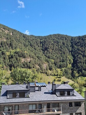 In-room safe, desk, laptop workspace, soundproofing - Hotel Mu (La Cortinada)