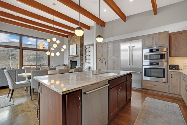 Refrigerador, microondas, horno y parrilla de estufa 