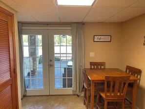 Dining - Charming 3-bedroom home on beautiful High Rock Lake with Private Boat Dock (Lexington)