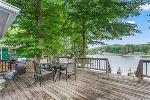 Outdoor dining - Charming 3-bedroom home on beautiful High Rock Lake with Private Boat Dock (Lexington)