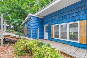 Exterior - Charming 3-bedroom home on beautiful High Rock Lake with Private Boat Dock (Lexington)