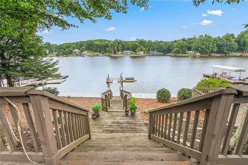 Charming 3-bedroom home on beautiful High Rock Lake with Private Boat Dock