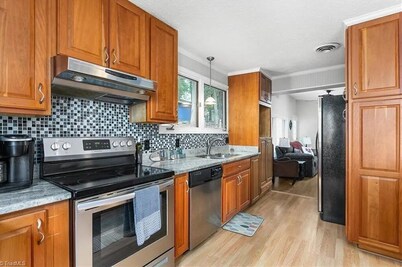 Charming 3-bedroom home on beautiful High Rock Lake with Private Boat Dock