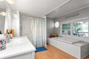 Douche, baignoire à remous, séchoir à cheveux, serviettes fournies