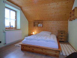 10 bedrooms, individually furnished, bed sheets - Homely Apartment in Riedenburg Prunn Near Forest With BBQ (Riedenburg)