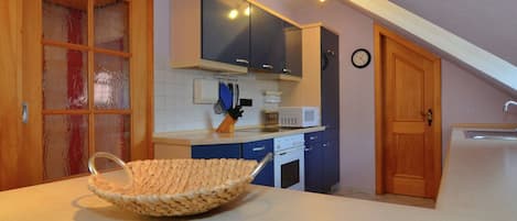Classic House, 5 Bedrooms | Private kitchen | Fridge, microwave, oven, dishwasher