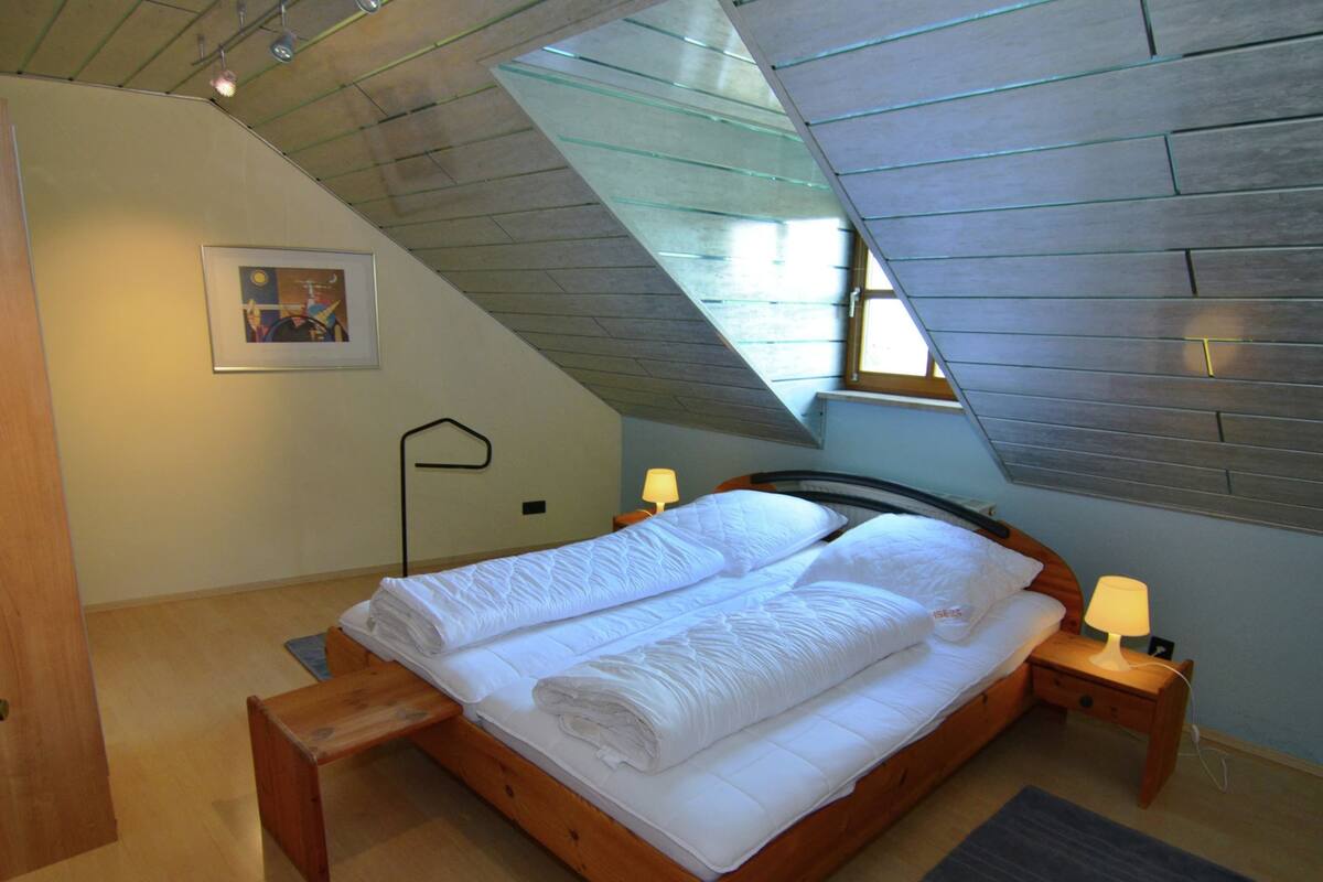 10 habitaciones, muebles diferentes y ropa de cama