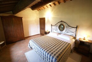 5 habitaciones, muebles diferentes y ropa de cama 