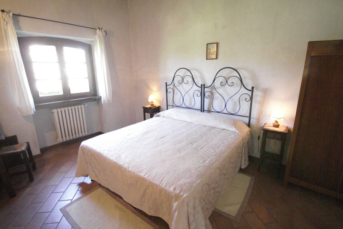 5 bedrooms, individually furnished, bed sheets