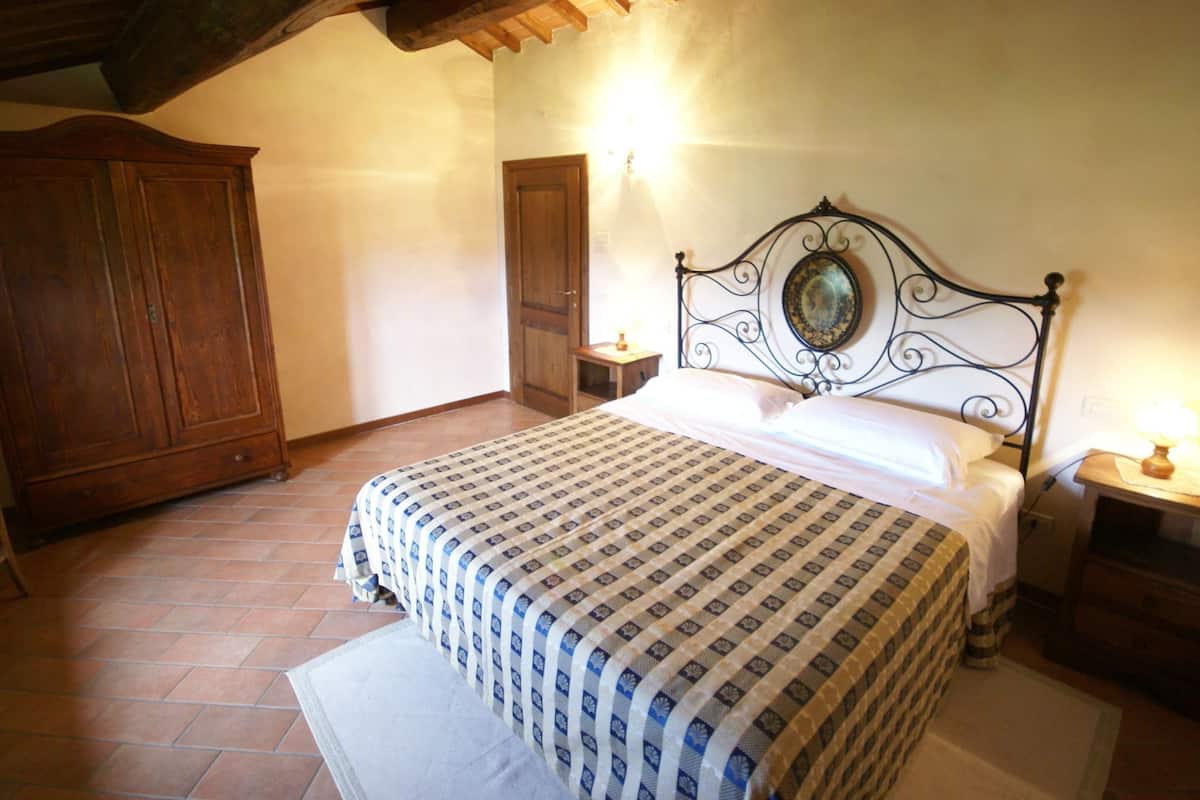 5 bedrooms, individually furnished, bed sheets