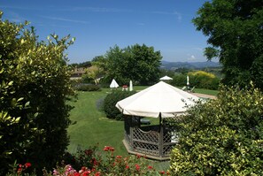 Garden - Nice Apartment With Pool and Beautiful Garden (Montone)