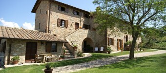 Nice Apartment With Pool and Beautiful Garden