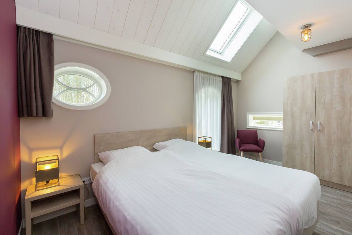 15 bedrooms, individually furnished, bed sheets