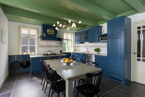 Maison Deluxe, 3 chambres | Cuisine privée | Réfrigérateur, micro-ondes, four, lave-vaisselle