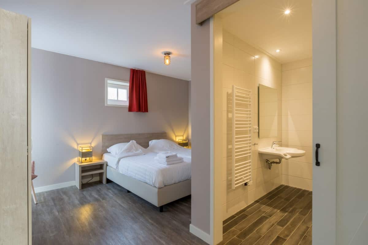 Casa elite, 4 quartos | 15 quartos, individualmente mobiliados, roupa de cama