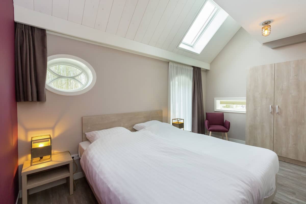 15 bedrooms, individually furnished, bed sheets