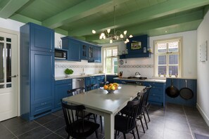 Deluxe House, 3 Bedrooms | Private kitchen | Fridge, microwave, oven, dishwasher