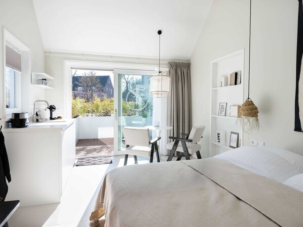 Muebles diferentes y ropa de cama 