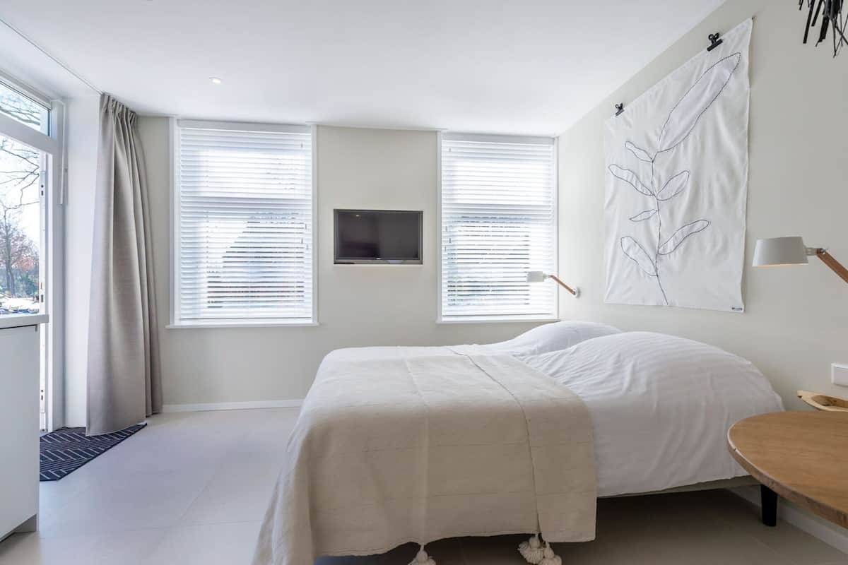 Individually furnished, bed sheets